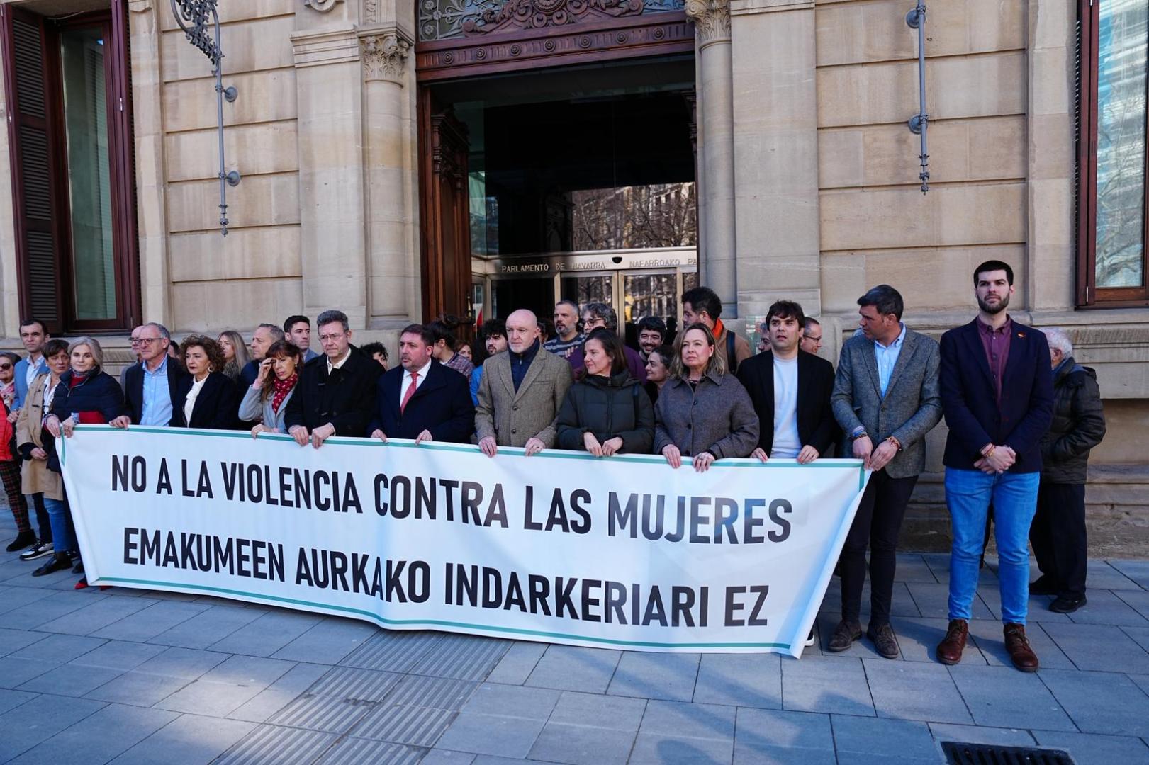 Imagen de la concentración en la puerta del Parlamento de Navarra de los parlamentarios forales en señal de repulsa por los asesinatos por violencia machista cometidos los últimos días.