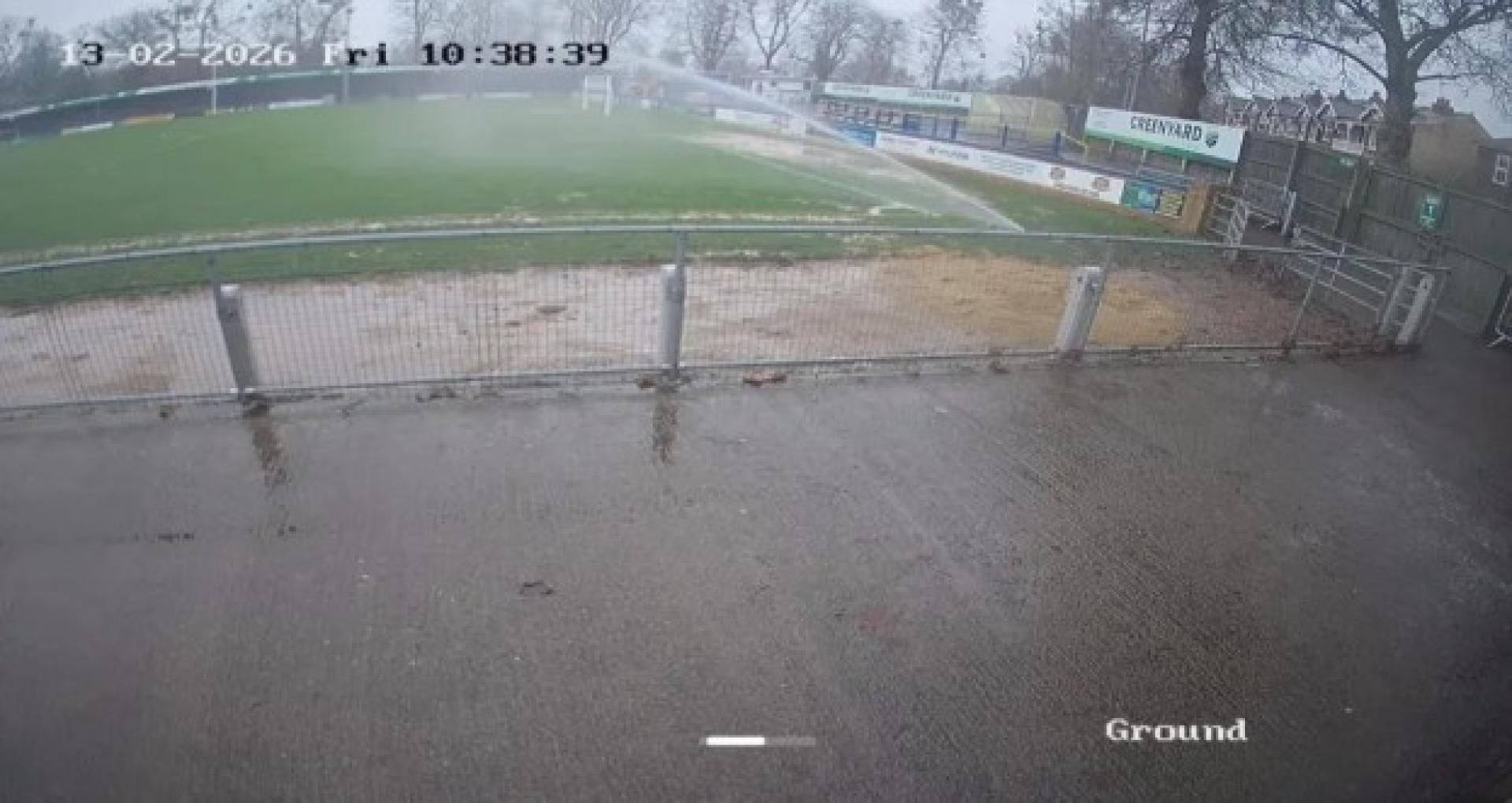 Según las imágenes recuperadas de las cámaras de seguridad del estadio, el club utilizó los aspersores para regar el campo pese a que ya estaba lloviendo.