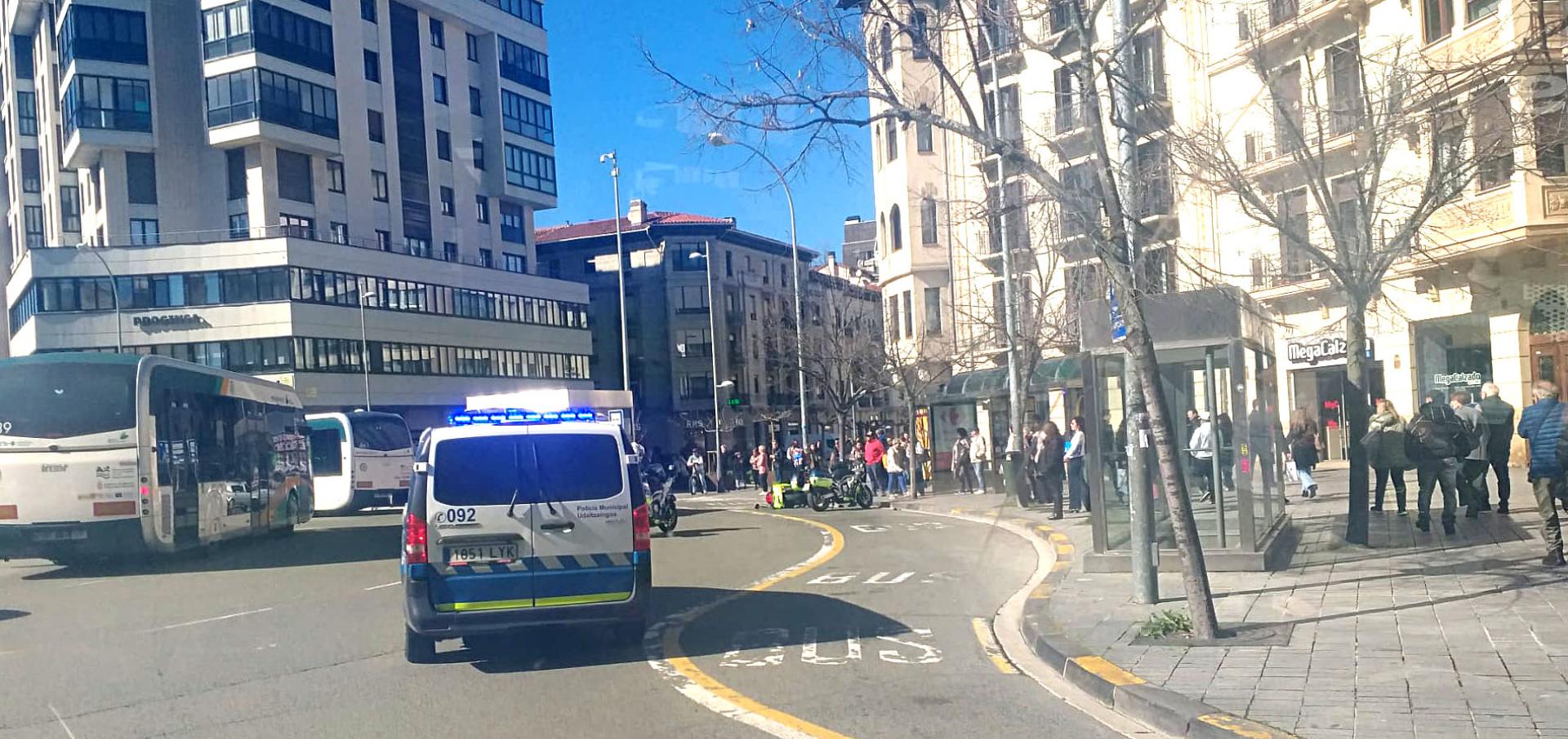 La Policía Municipal, en el lugar del accidente en la plaza de Merindades.