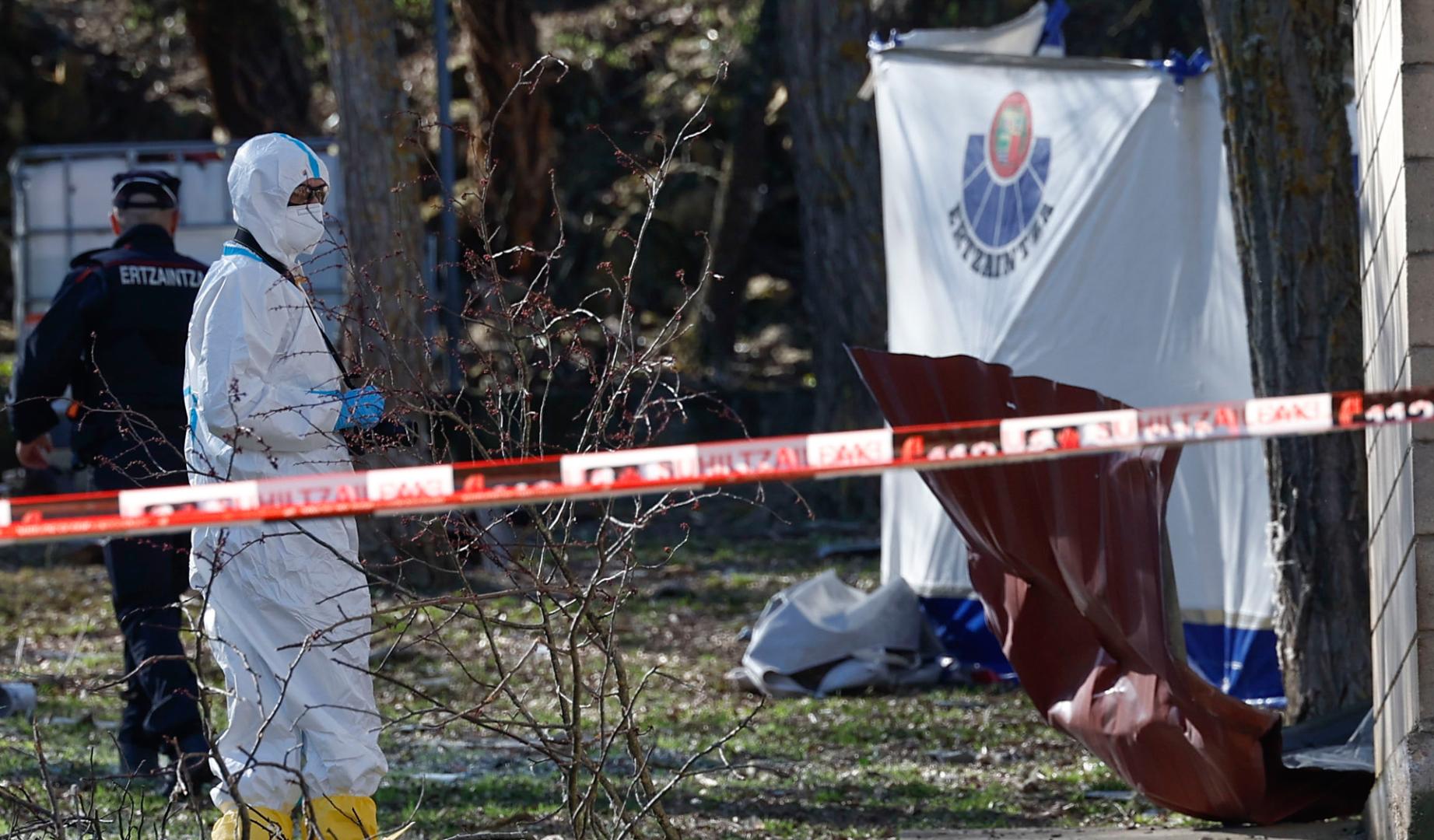 Ertzainas en el lugar donde se ha producido una explosión en una empresa pirotécnica en Lantarón (Álava)