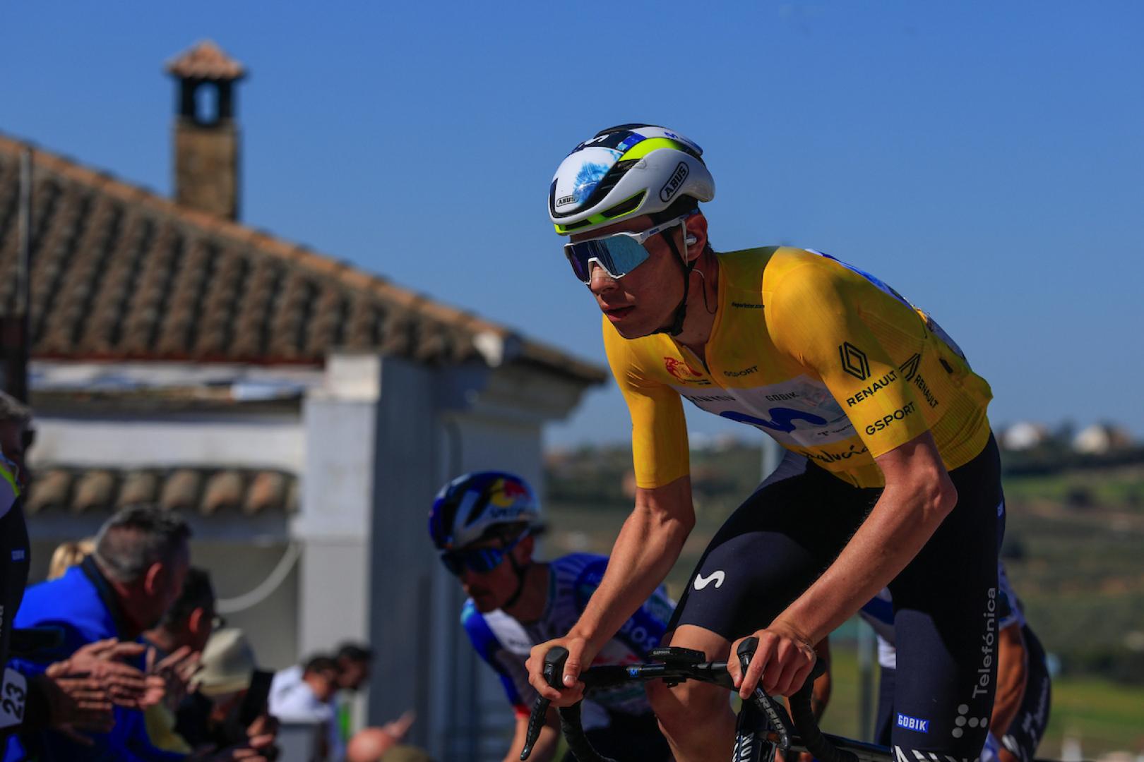 Iván Romeo, de amarillo, en la Vuelta a Andalucía 2026.