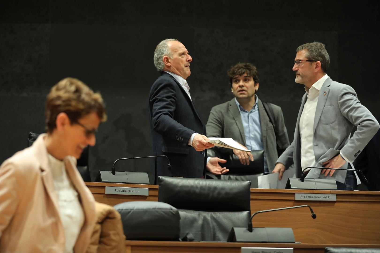 María Chivite en un Pleno anterior del Parlamento. Tras ella Adolfo Araiz (EH Bildu), Pablo Azcona (Geroa Bai), Javier Lecumberri (PSN).