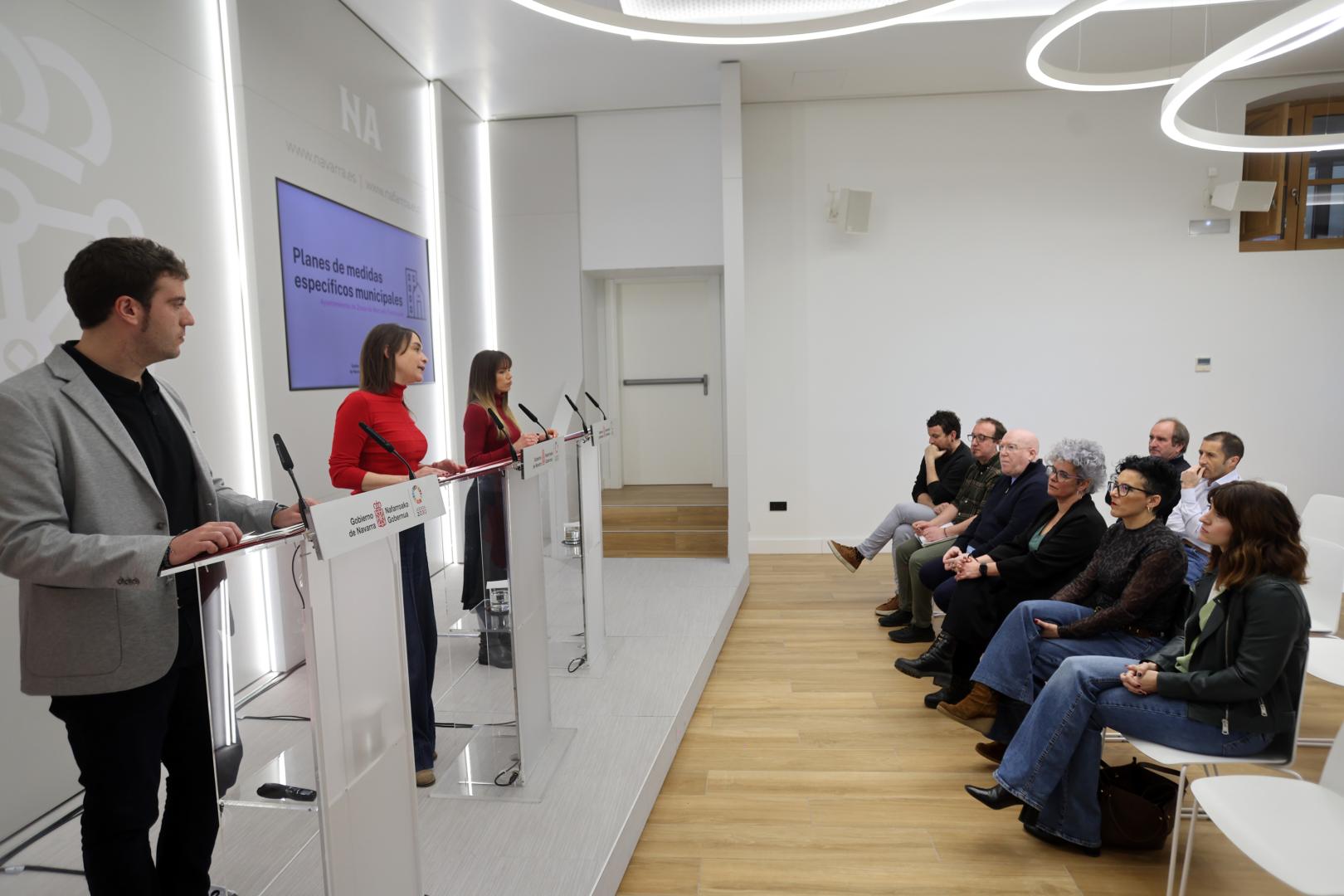 A: EDUARDO BUXENS F: 23 FEBRERO 2026 L: PAMPLONA , PALACIO DE NAVARRA T:   PRESENTACIÓN DE LOS PLANES PARA LOS MUNICIPIOS DECLARADOS COMO ZONAS TENSIONADAS, CON LA PRESENCIA DE LA CONSEJERA BEGOÑA ALFARO, LA DIRECTORA GENERAL , ELGA MOLINA Y ALCALDES