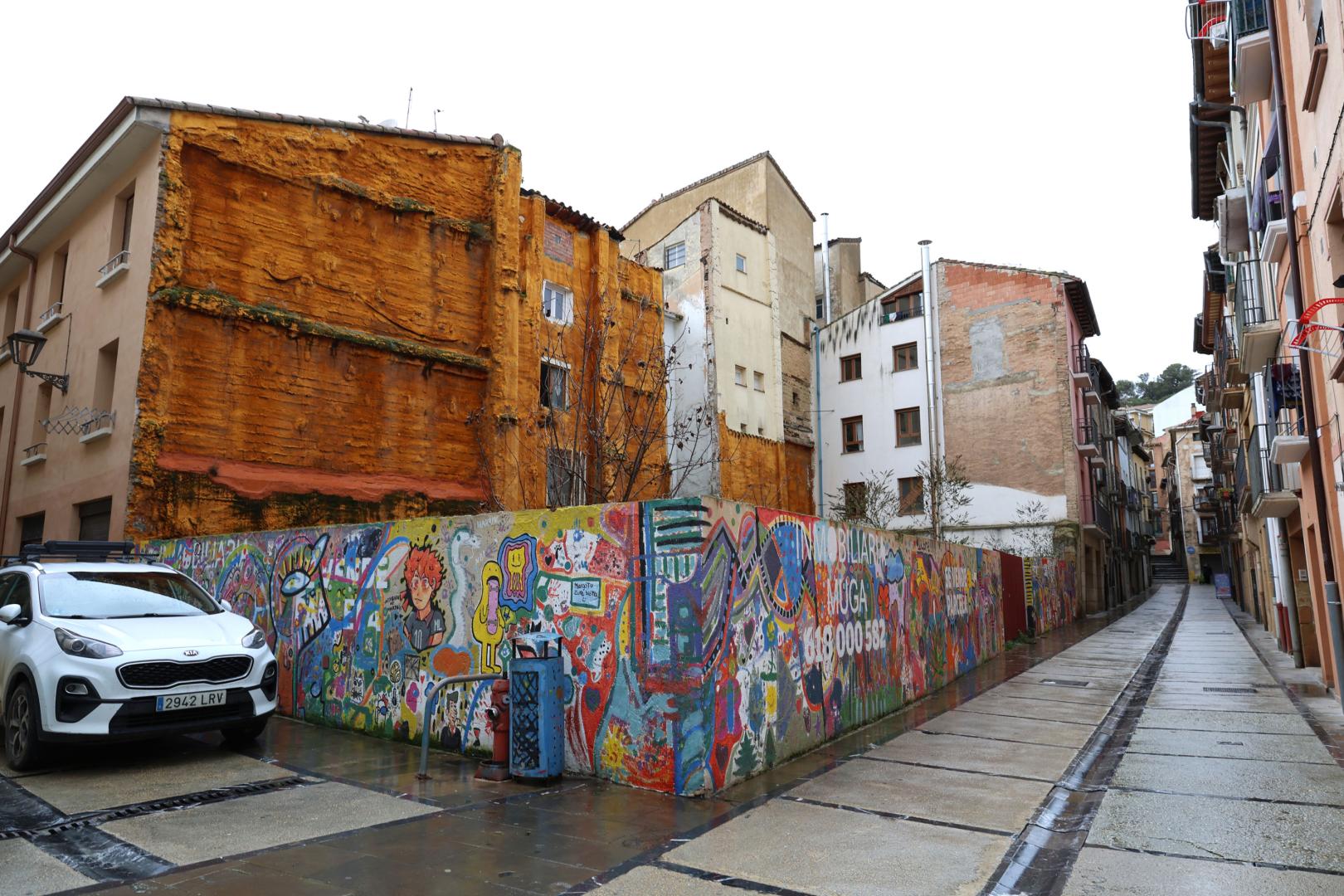 Parcela tapiada que pasará a manos municipales y permitirá al Ayuntamiento de Estella dotar al Casco Viejo de una plazoleta y un pequeño edificio.