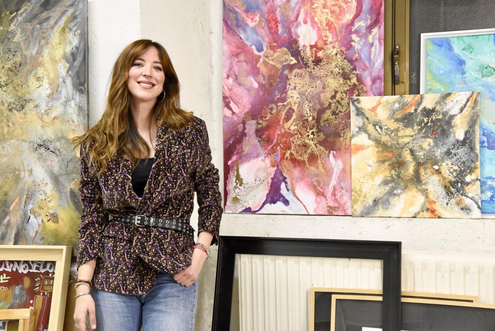 Natalia Echeverría, retratada junto a varias obras que forman parte de 'Implosión'