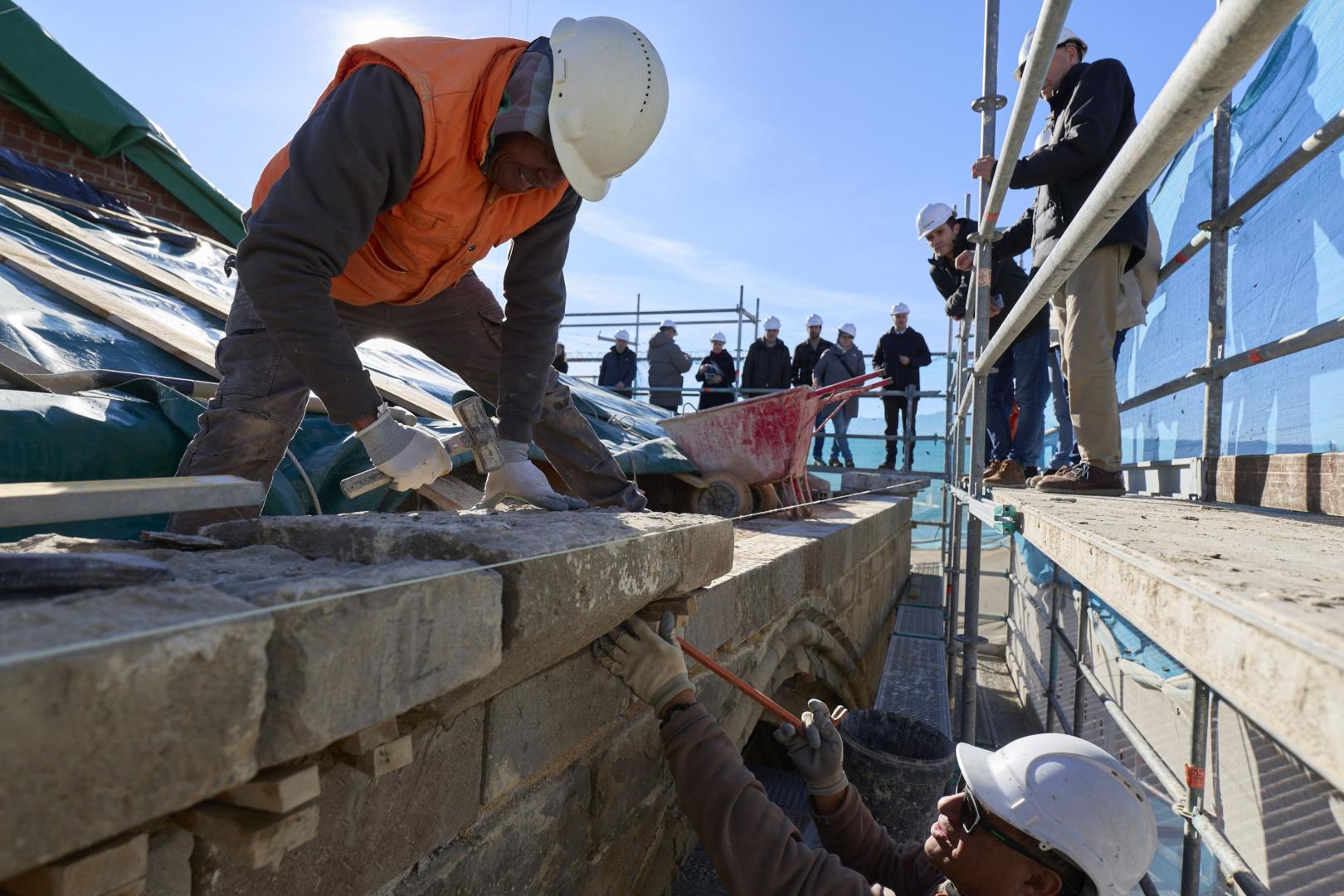 Trabajos de restauración en la cubierta de la iglesia de San Salvador de Sangüesa