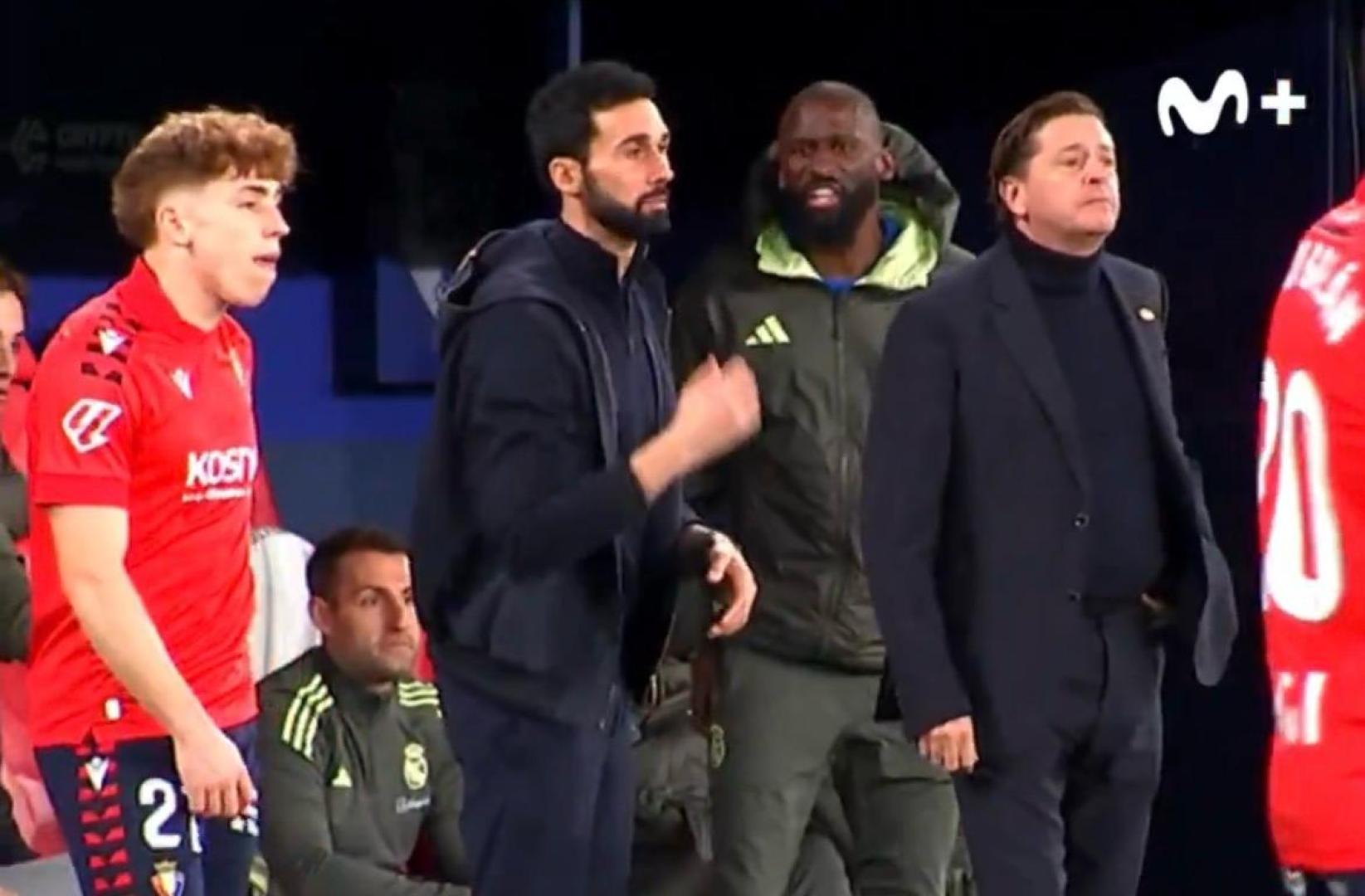 Rüdiger, en pie en el banquillo para descentrar a su excompañero Víctor Muñoz