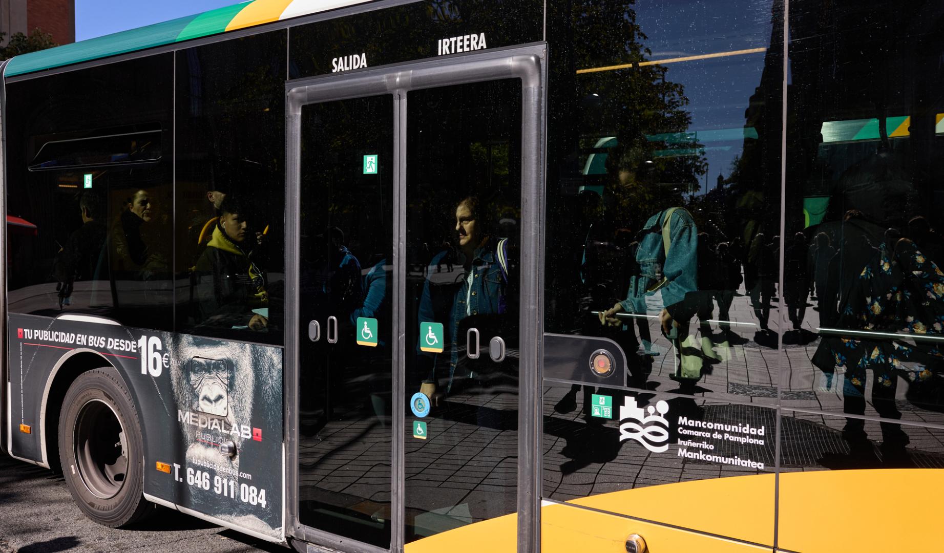 Una de las villavesas que realiza sus servicios en el centro de Pamplona