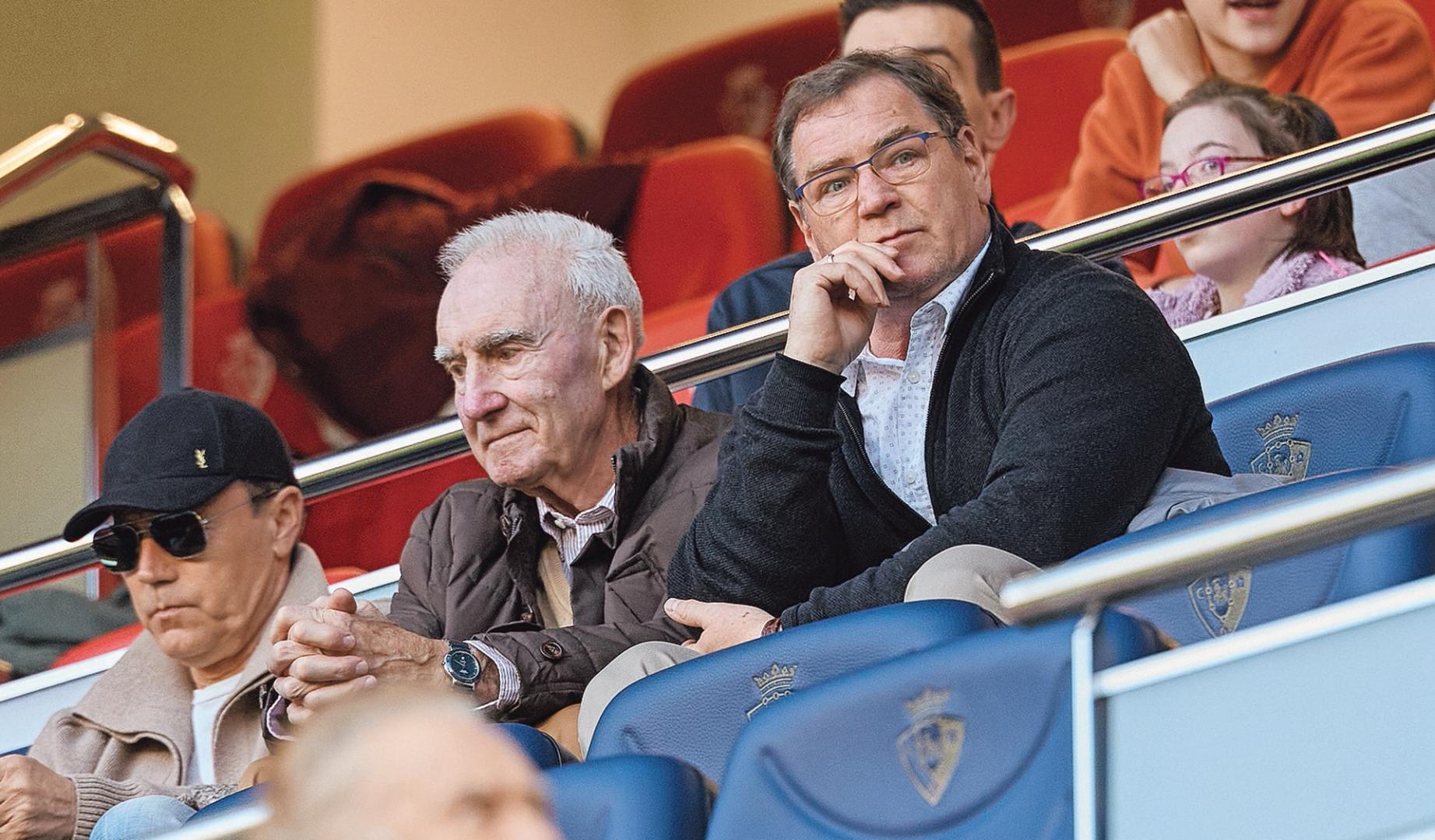 Jan Urban, junto a Pedro Mari Zabalza, antes de que diera comienzo el Osasuna-Real Madrid