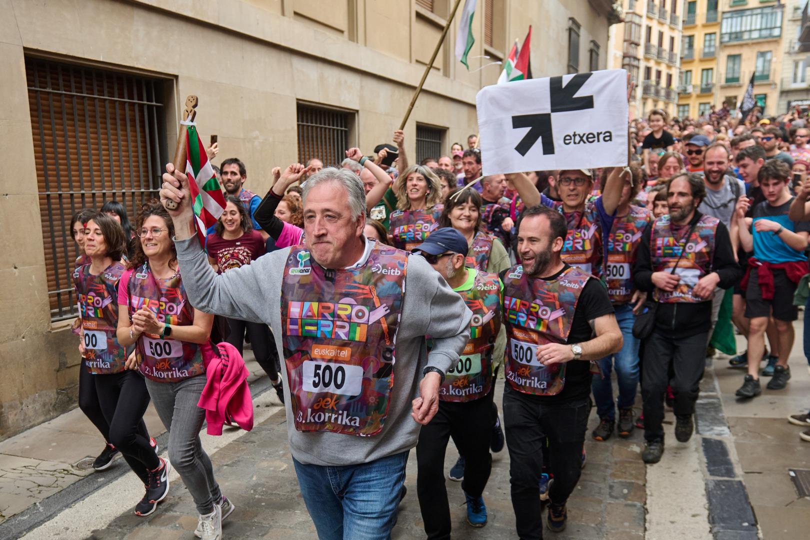 A: MIGUEL OSÉS F: 16¿3-2024 P: L: PAMPLONA T: KILOMETRO DE LA KORRIKA COMPRADO POR EL AYUNTAMIENTO DE PAMPLONA MIGUEL OSES / Asiron, ikurriña en mano, y otros miembros de EH Bildu durante la Korrika de 2024.