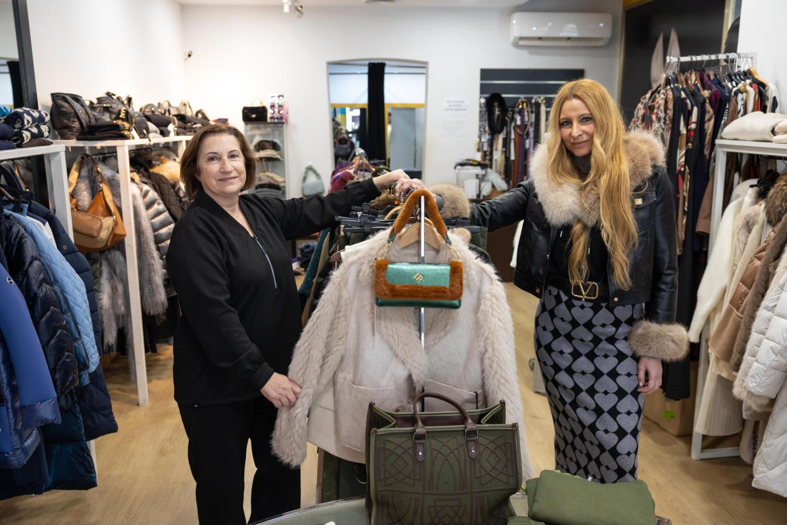 De izquierda a derecha Julia Espuelas Hernández, propietaria de la tienda El Armario de Julia, y Yolanda García Martín, empleada del establecimiento