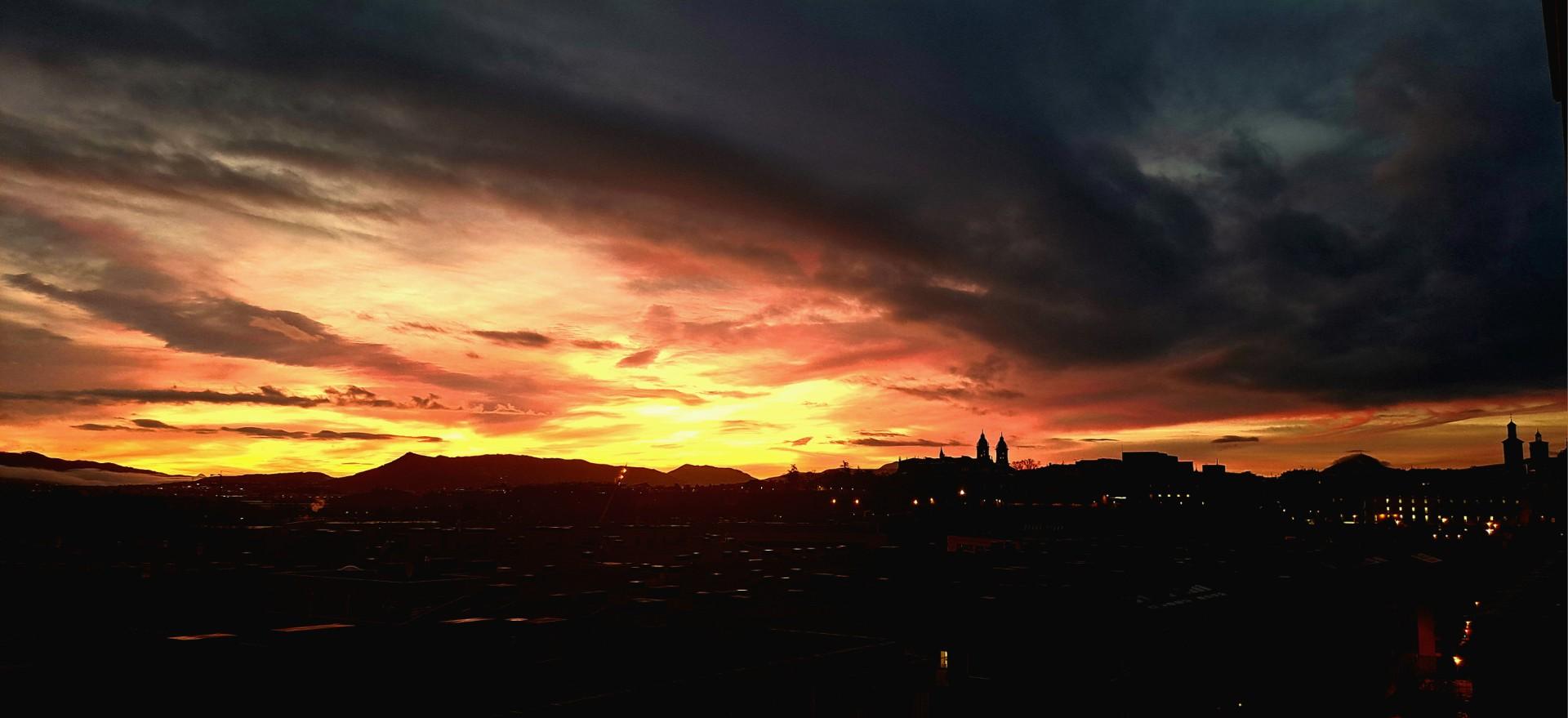 Luces del amanecer en este final de febrero en Pamplona.