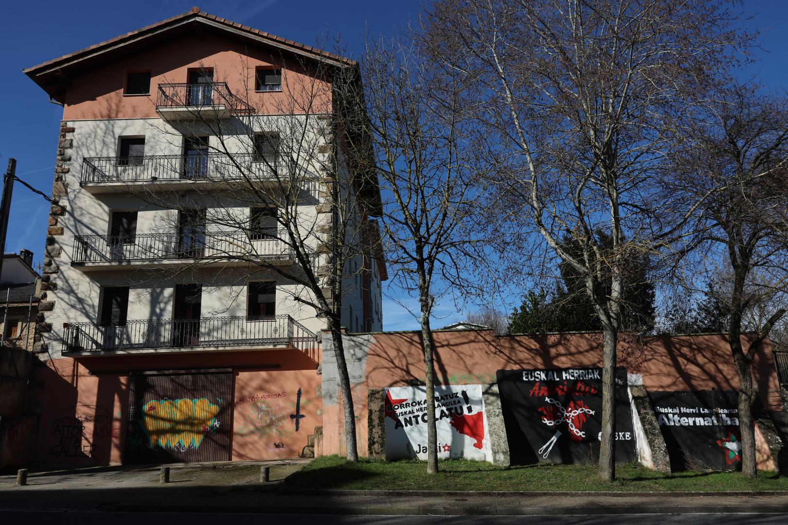 Residencia de la Inmaculada Concepción de Castres, con pintadas en sus bajos.