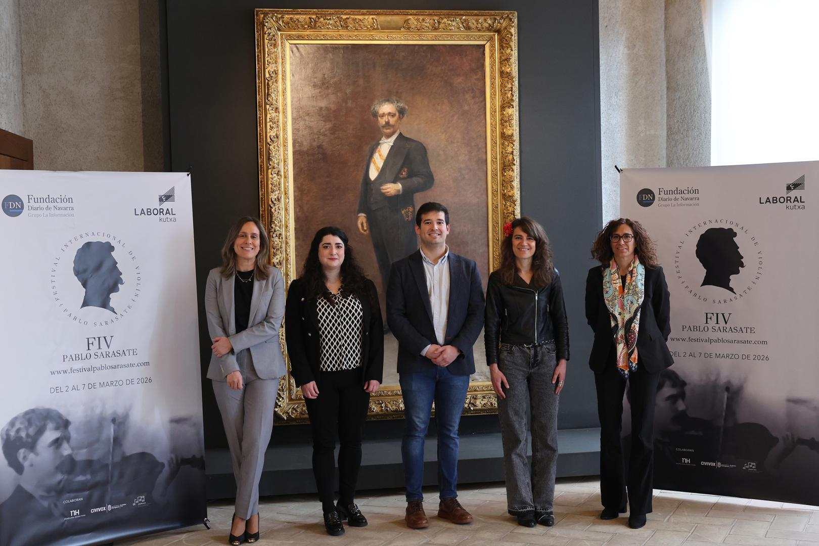 Desde la izq.: Alicia Nicolás, directora comercial de Diario de Navarra; Garazi Echeandia, directora artística del festival; Martín Soler, director técnico del festival; Maider Beloki, concejala de Cultura y Maitane Bueno, directora de Zona de Laboral Kutxa, reunidos en el Condestable junto al retrato de Pablo Sarasate.