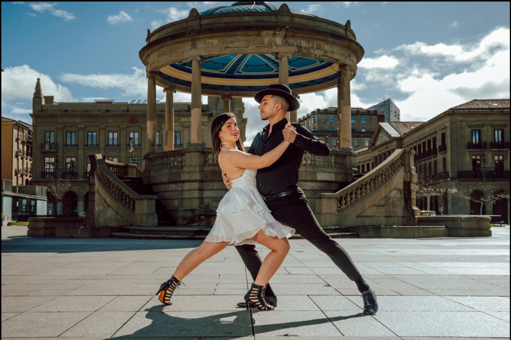 Carolina Maison Sanz e Isusko Alzate Oco, propietarios de la academia de baile Didara Dance Center, en Ansoáin