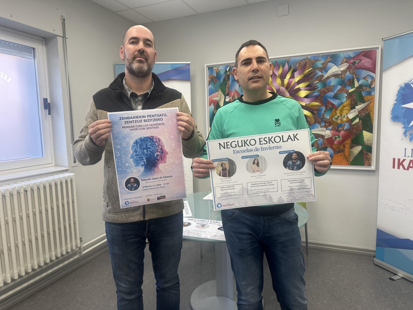 ´Raúl Blanco y Joseba Tristán, con los carteles anunciadores de la programación.