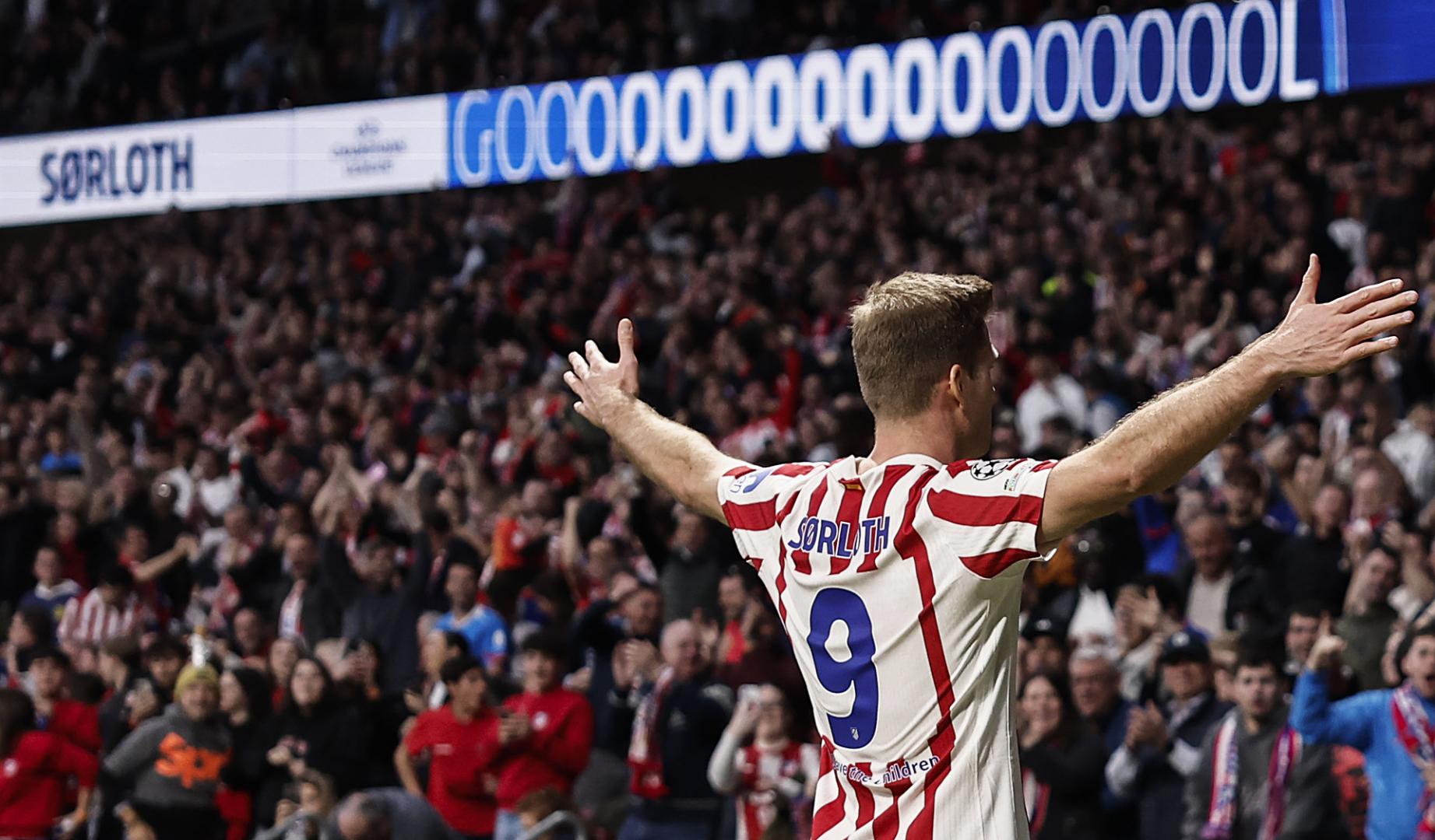 El delantero del Atlético de Madrid Alexander Sørloth celebra uno de sus tantos contra el Brujas