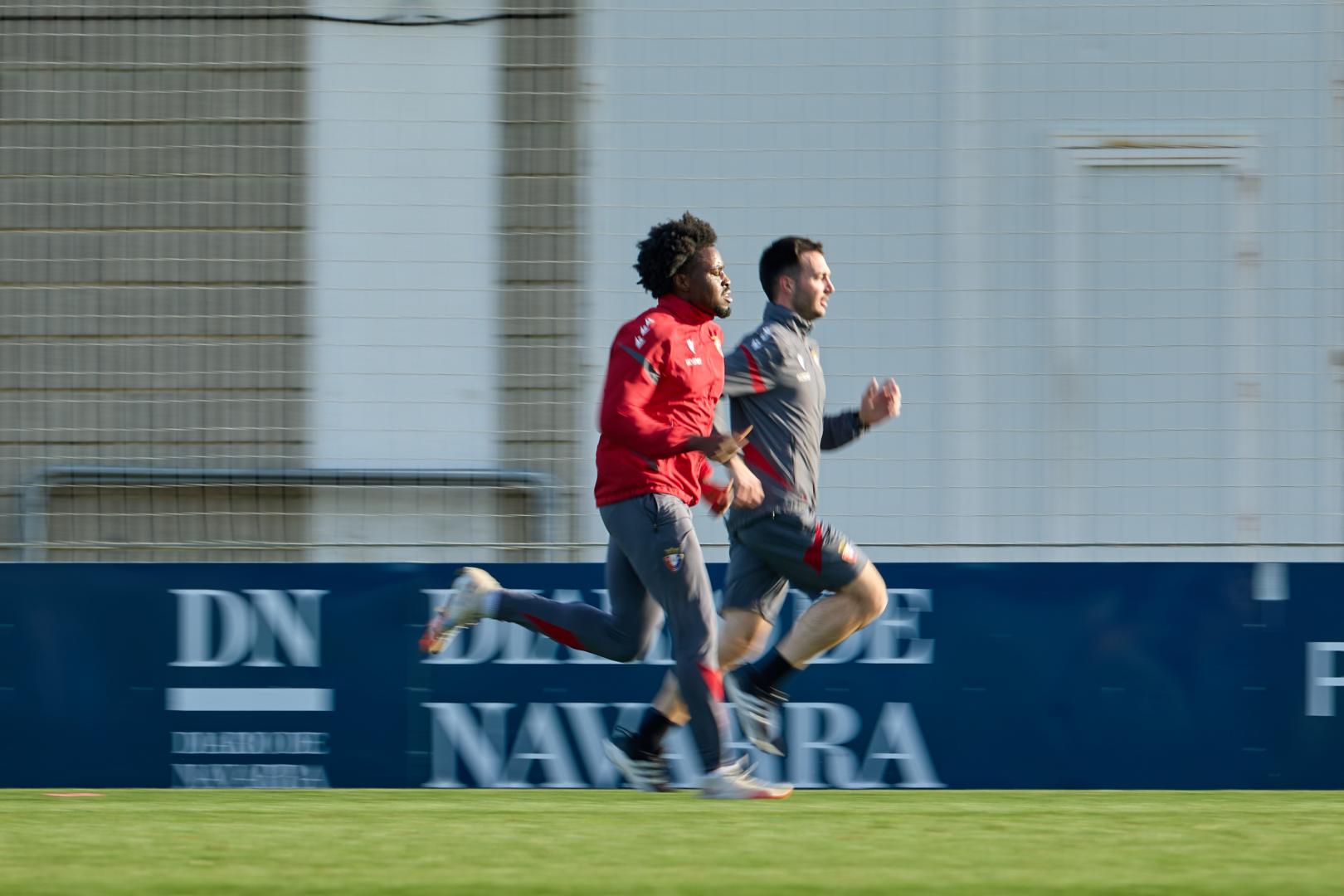 Enzo Boyomo, corriendo este martes en Tajonar