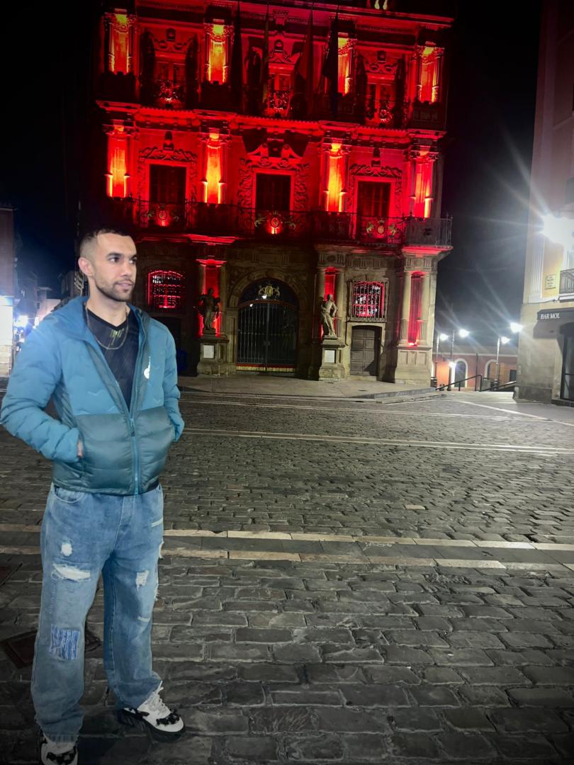 Mohammed Mourchid, el joven de Sarriguren que facilitó su arresto, frente al Ayuntamiento de Pamplona