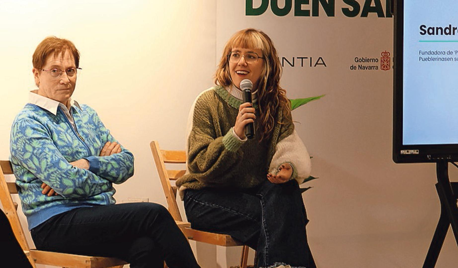 Sandra Urra, con el micrófono, junto a Ana Roldán