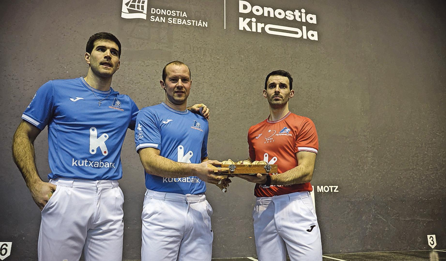 José Javier Zabaleta, Aitor Elordi y Jokin Altuna, en la elección de material del Atano III