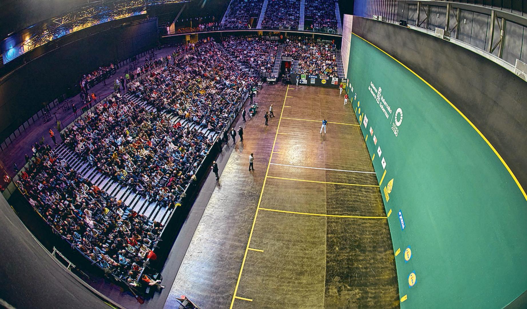 Vista panorámica del frontón Navarra Arena en nun partido del Parejas 2026