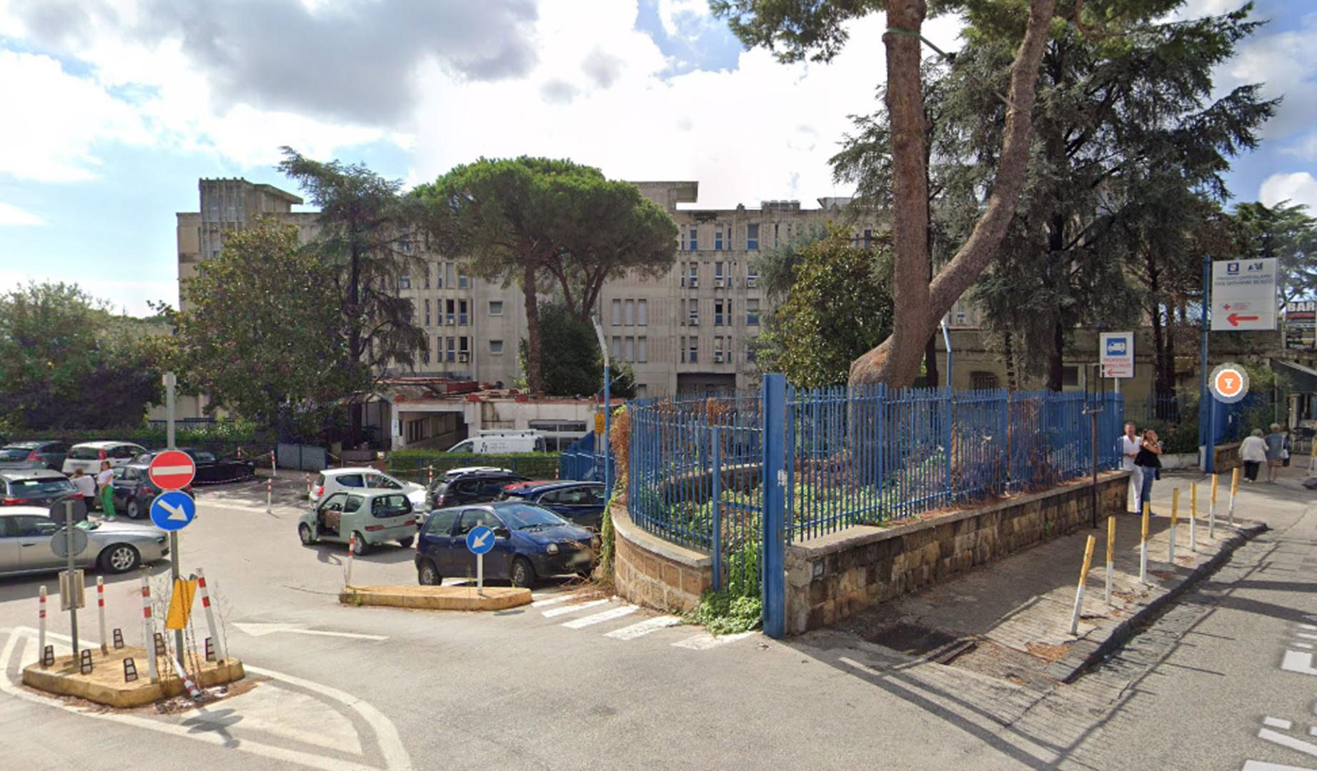 Entrada al Hospital San Giovanni Bosco de Nápoles