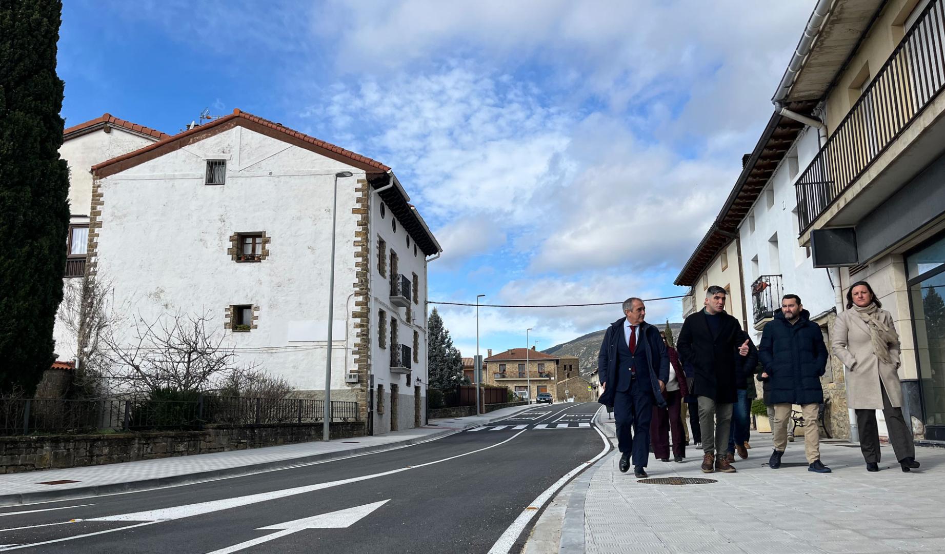 El consejero Chivite, el alcalde de Yesa, Roberto Martínez, Jesús Mari Rodríguez y María Torres, por las calles de la localidad.