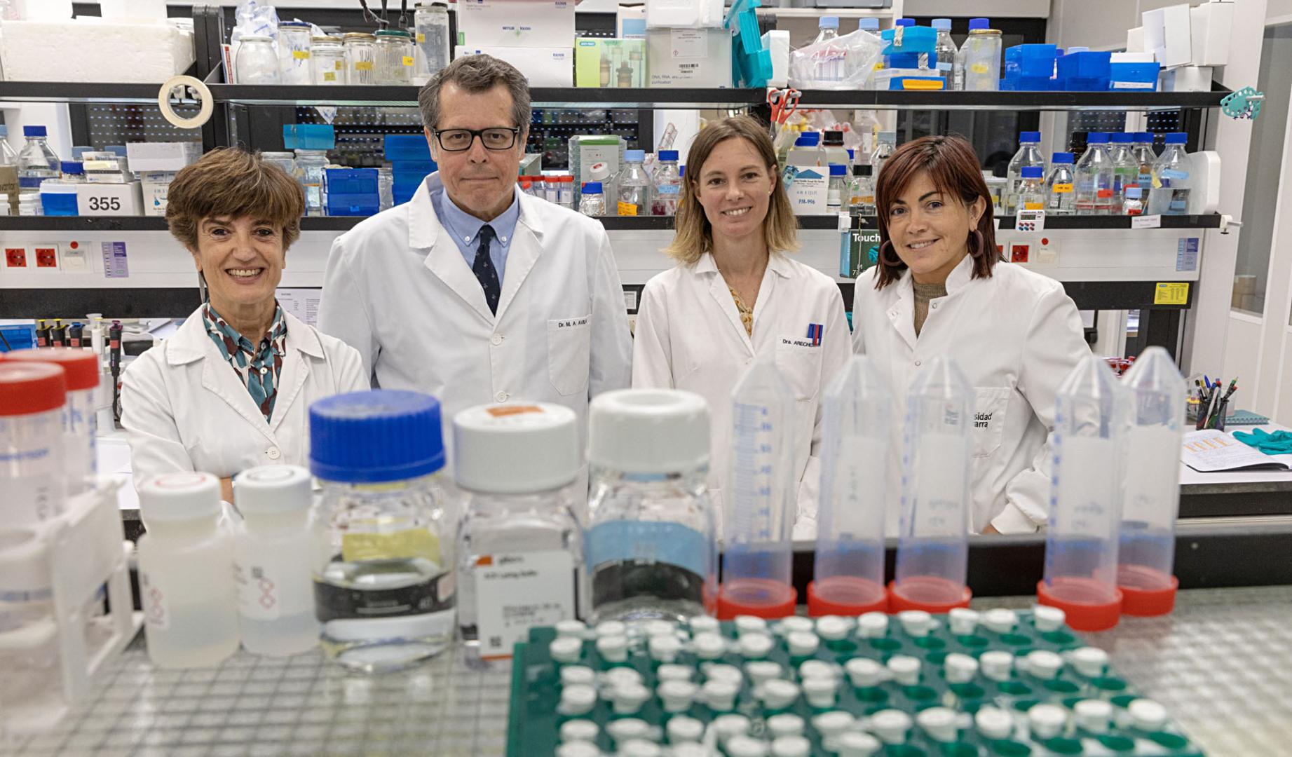 Investigadores de grupos dedicados al cáncer de hígado en un laboratorio del Cima.