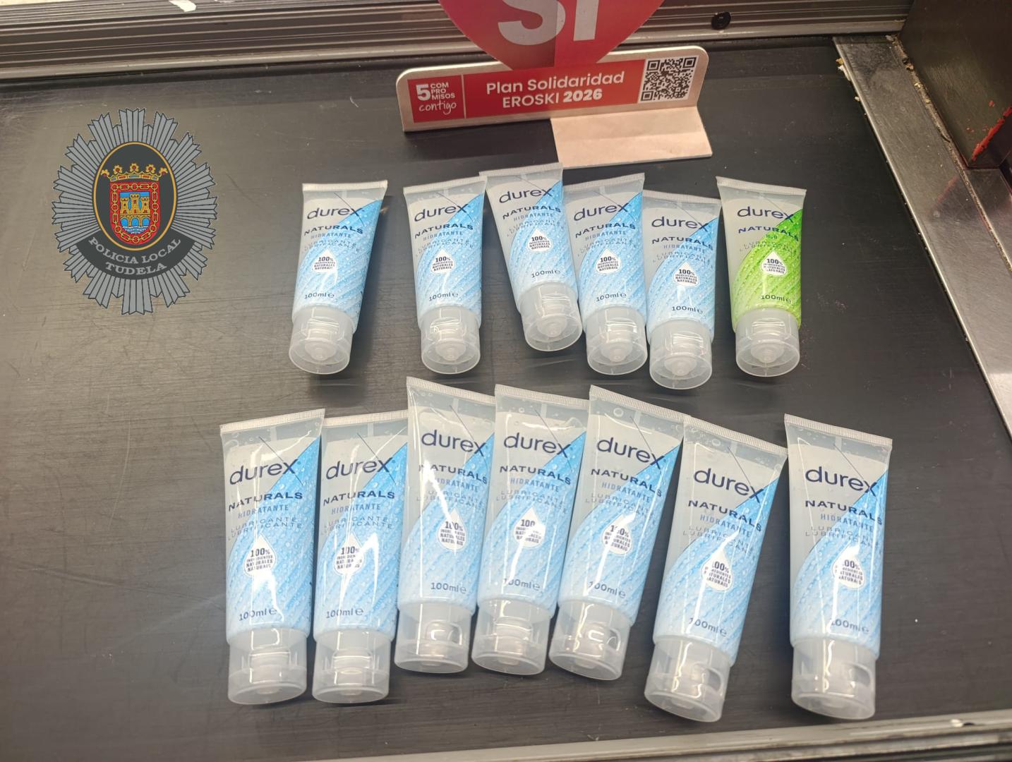 Imagen de los botes de lubricante sustraídos en un supermercado en Tudela