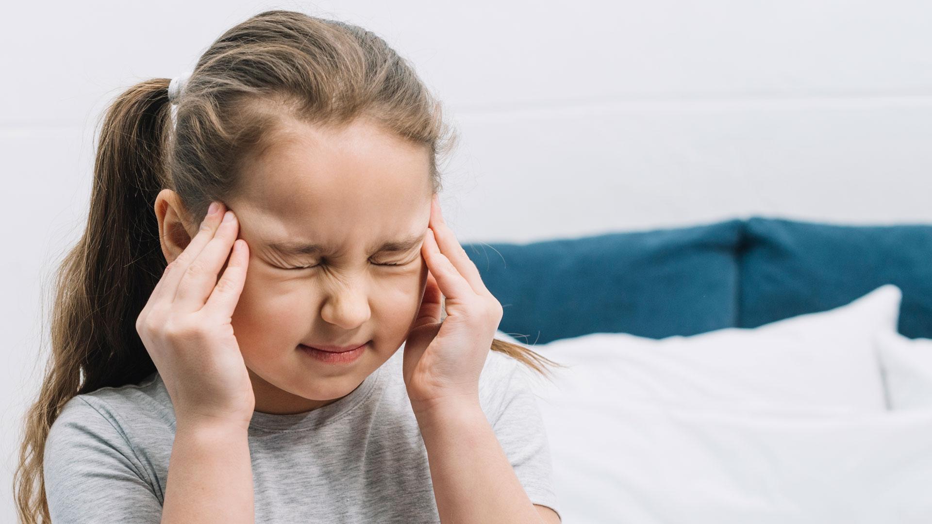 Una niña con migraña