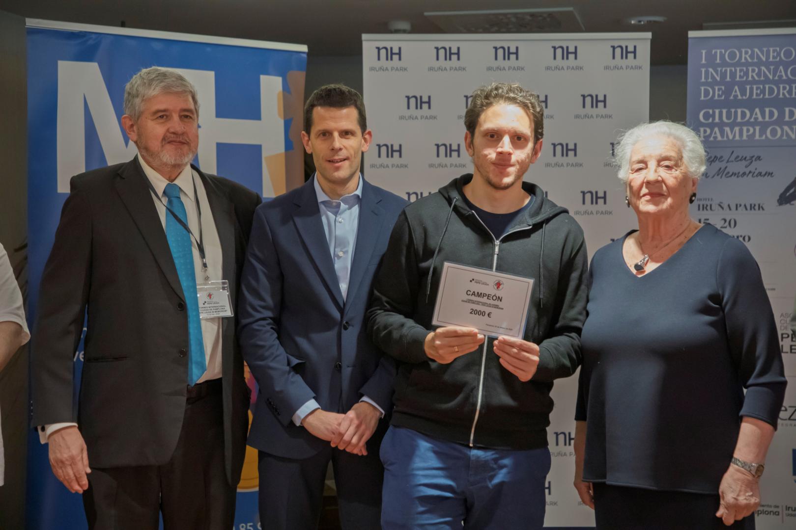 El ganador del torneo, el GM Carlos Albornoz Cabrera, acompañado de izda. a dcha. del director del torneo, Sergio Coellar Mideros; el representane de Fundación La Caixa, Patxi Zaldua; y la viudad de Pepe Leuza, Genoveva Labiano Hualde.