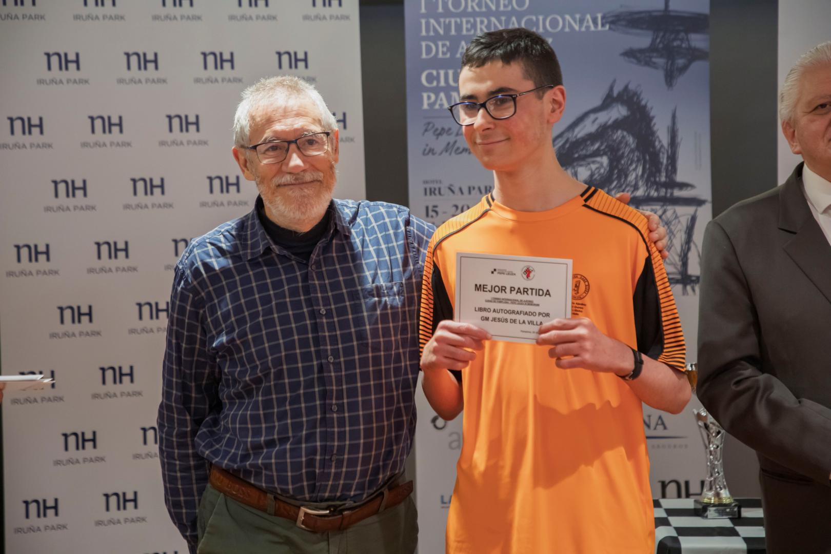 El GM Jesús de la Villa entrega el premio a la Mejor Partida del Torneo al navarro Jon Goñi Sierro, premio Mejor Sub 14 del torneo.
