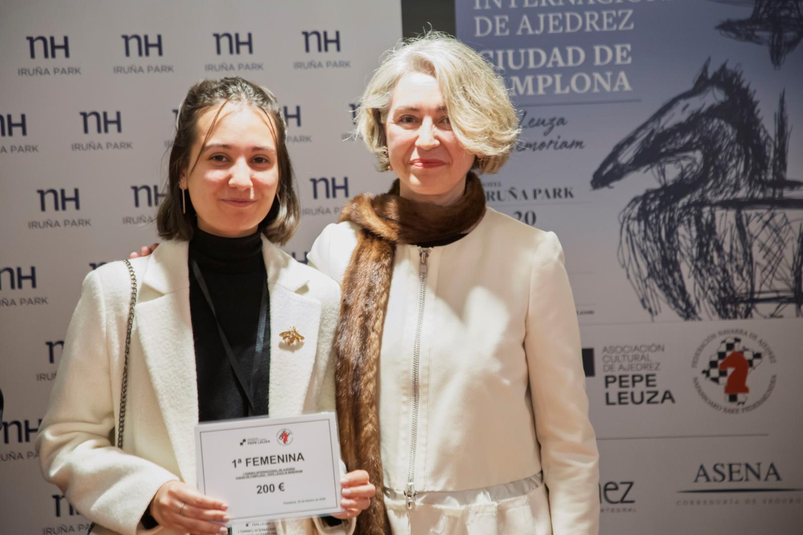 Deva Estévez, mejor clasificada femenina, junto a la hija de Pepe Leuza, Margarita Leuza Labiano.