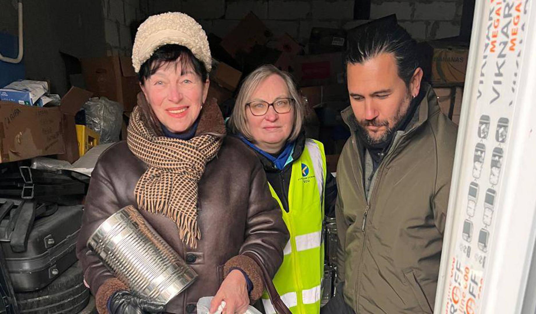 Nadiya Sohor y Álvaro Cuadrado (Hambre Cero) reparten ayuda el lunes en Leópolis (Lviv)