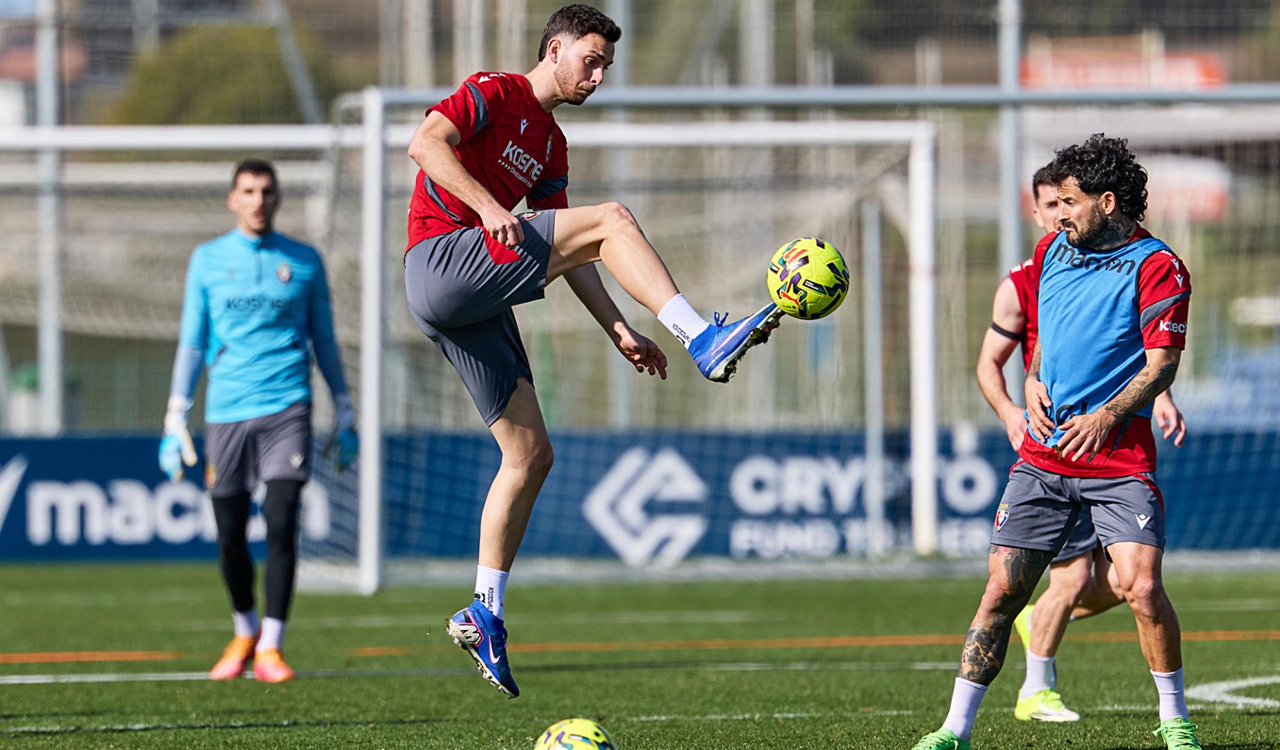 Raúl García de Haro controla el balón durante el entrenamiento de este miércoles en Tajonar