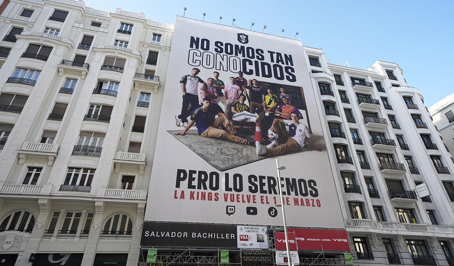 Imagen de la lona en Gran Vía promocionando la Kings League