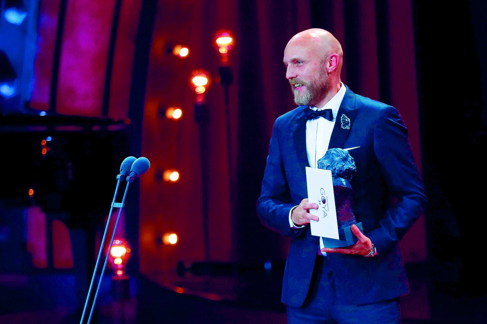 Mikel Serrano tras recibir el premio a la Mejor dirección artística por 'Handia'