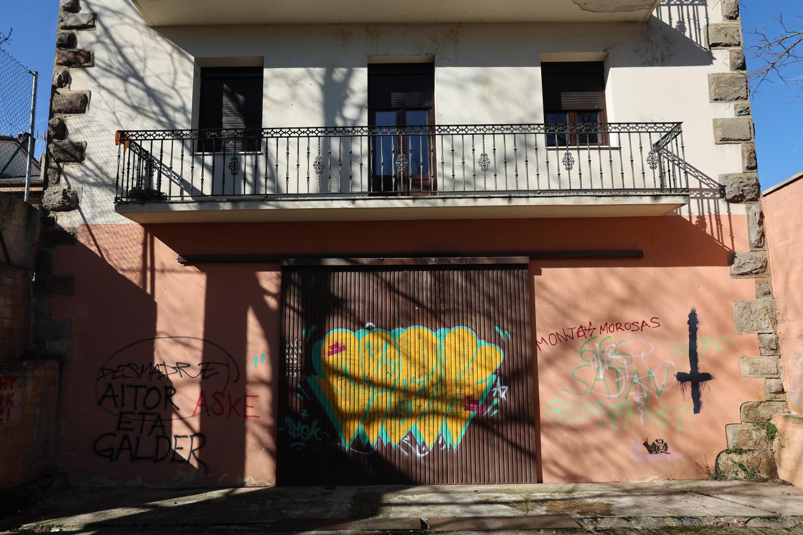 Los bajos pintados de una acción anterior en la residencia de las religiosas de Etxarri Aranatz.