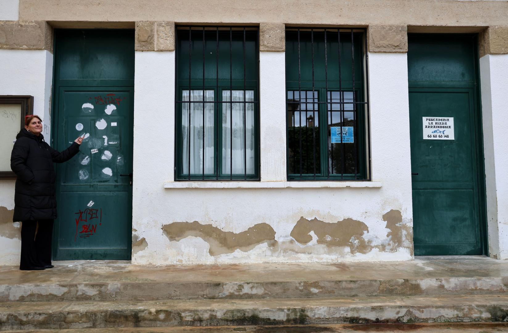 La alcaldesa, Arantxa Hernández, muestra el local que se adecuará, al lado de la pescadería