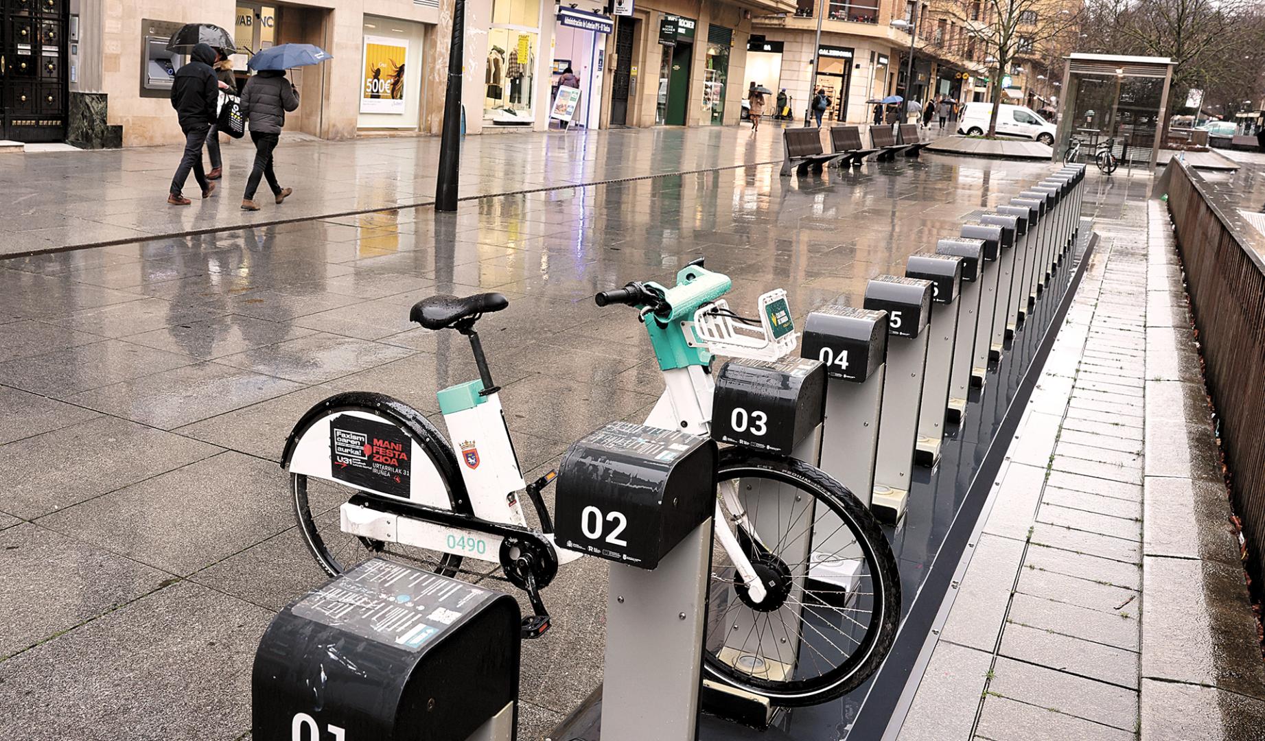 Una bici eléctrica en la estación de Carlos III el pasado 13 de febrero