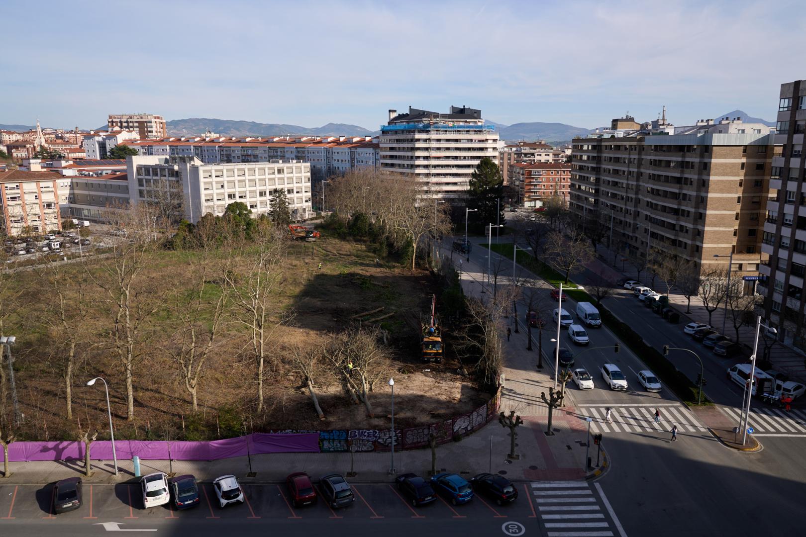 Imagen del solar con la avenida Sancho el Fuerte a su derecha y la Casa de Misericordia a su izquierda