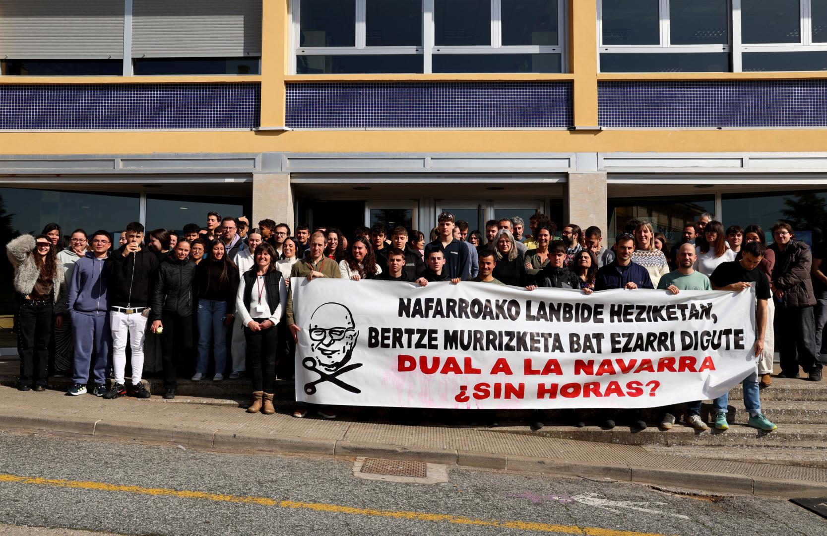 Concentración en el exterior del Politécnico de Estella por la FP dual.