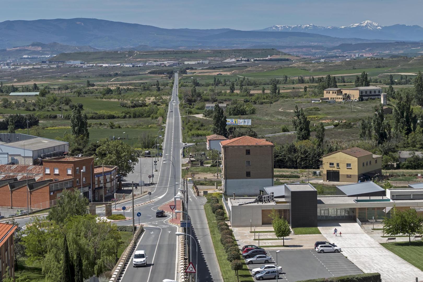 Tramo de la carretera Viana-Logroño al paso por la localidad navarra