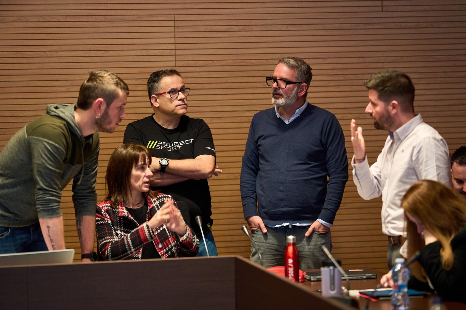 Ediles del PSN, UPN, Contigo y el PP antes del pleno junto al alcalde, de EH Bildu (izquierda)