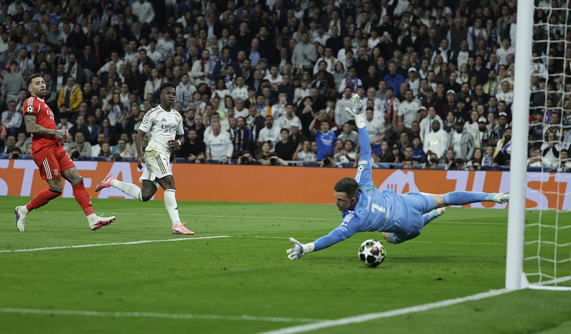 Vinícius Junior marca el segundo tanto del Real Madrid en la recta final del encuentro tras un error en el centro del campo del Benfica