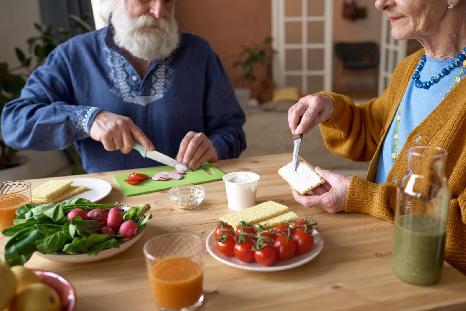 Garantizar una nutrición adecuada favorece el bienestar  de las personas mayores.