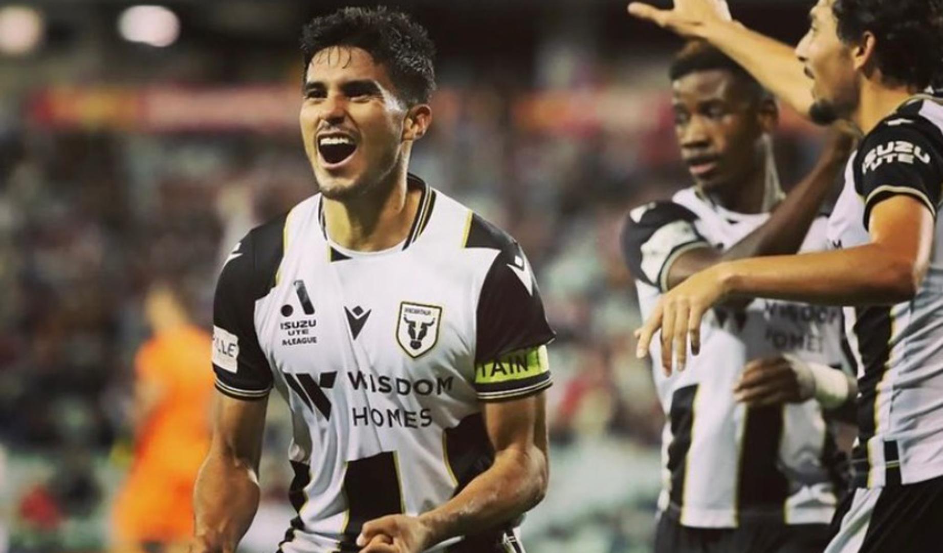 Ulises Dávila durante un encuentro con Macarthur Football Club