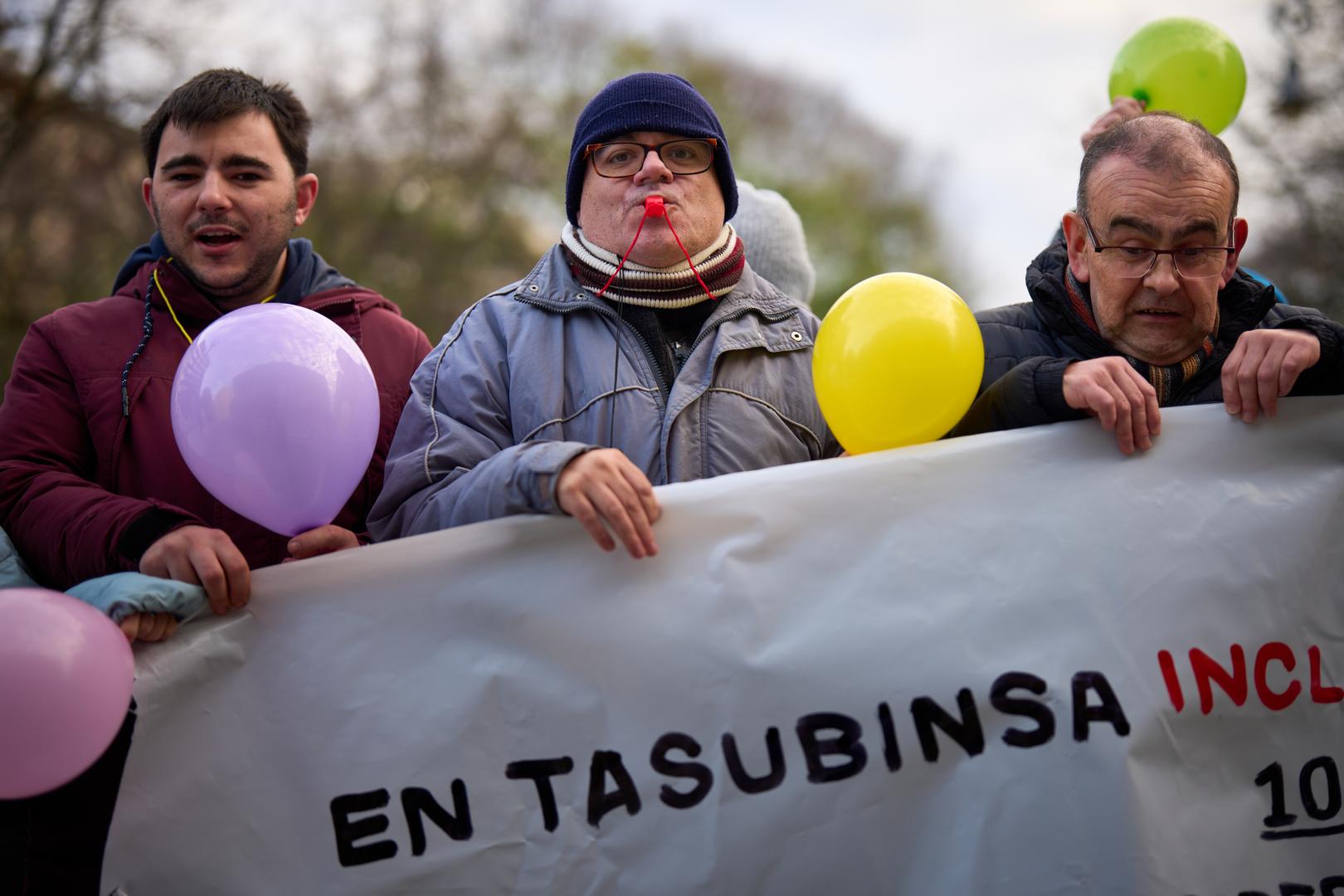 Usuarios de Tasubinsa, concentrados en diciembre frente al Parlamento de Navarra.