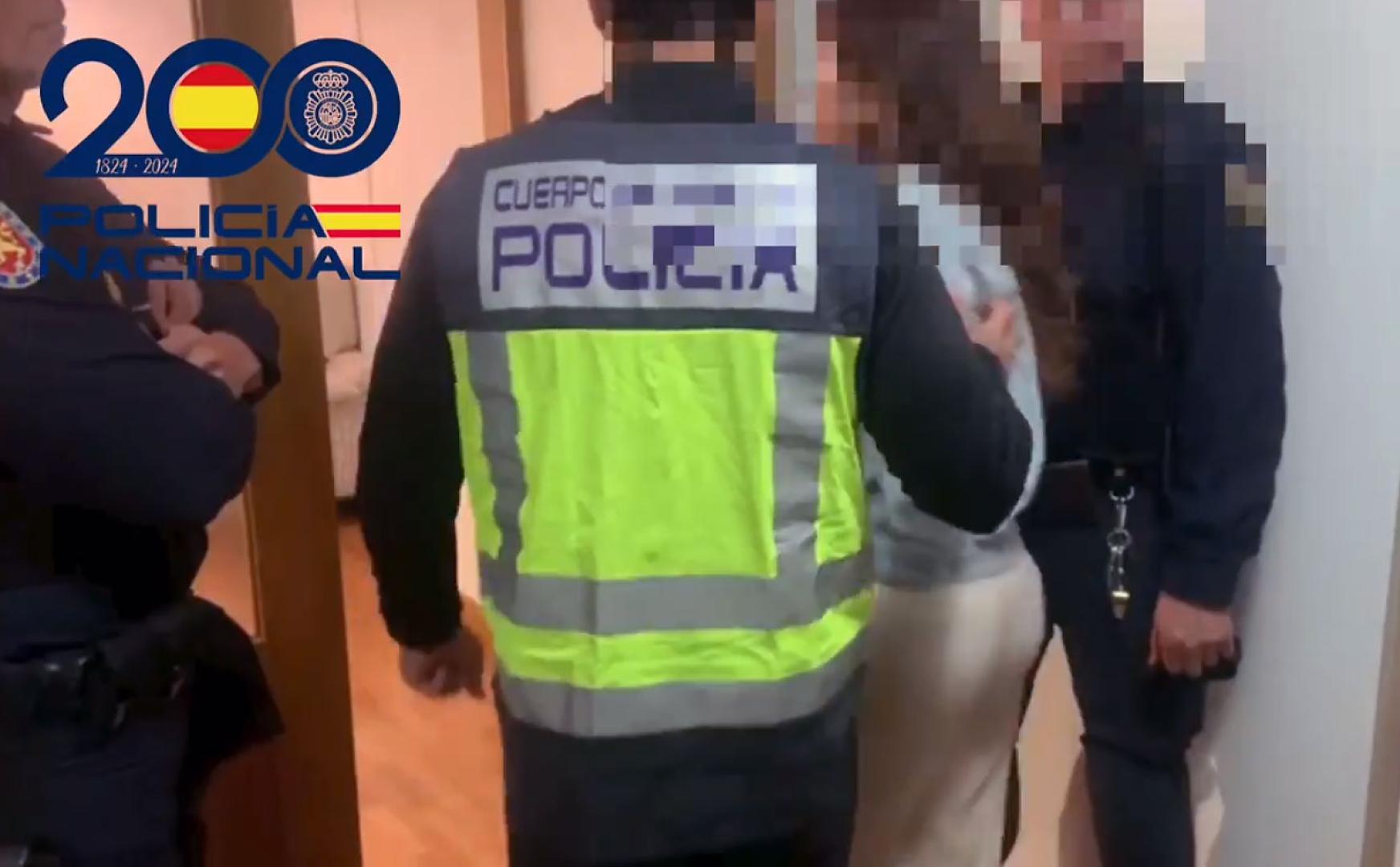 Agentes de la Brigada Provincial de Extranjería y Fronteras de la Jefatura Superior de Policía de Navarra han detenido a cinco personas pertenecientes a una organización criminal presuntamente dedicada a la explotación de mujeres, a las que prostituían en varios pisos de Pamplona.